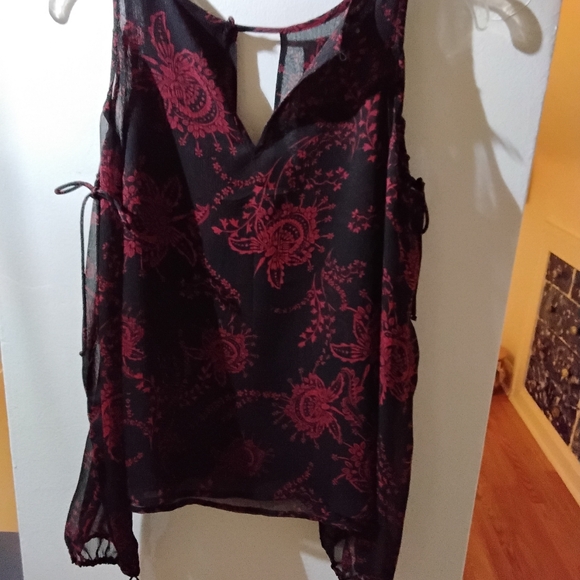 Express Cold Shoulder Red Black Ties Sleeves Soulders Silky Material V Neck - Picture 2 of 7